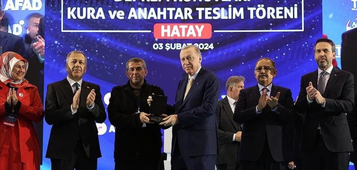 Erdoğan në Hatay u dorëzoi çelësat e banesave qytetarëve që mbetën të pastrehë nga tërmeti