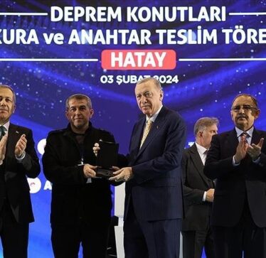 Erdoğan në Hatay u dorëzoi çelësat e banesave qytetarëve që mbetën të pastrehë nga tërmeti