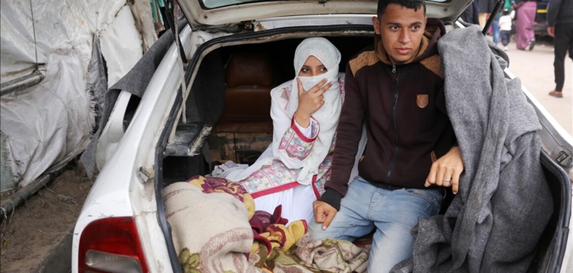 Gaza, çifti i ri i zhvendosur organizojnë dasmën e tyre në shkollën e OKB-së mes luftës