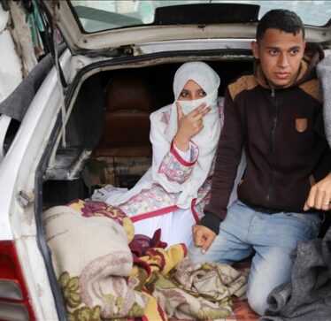 Gaza, çifti i ri i zhvendosur organizojnë dasmën e tyre në shkollën e OKB-së mes luftës