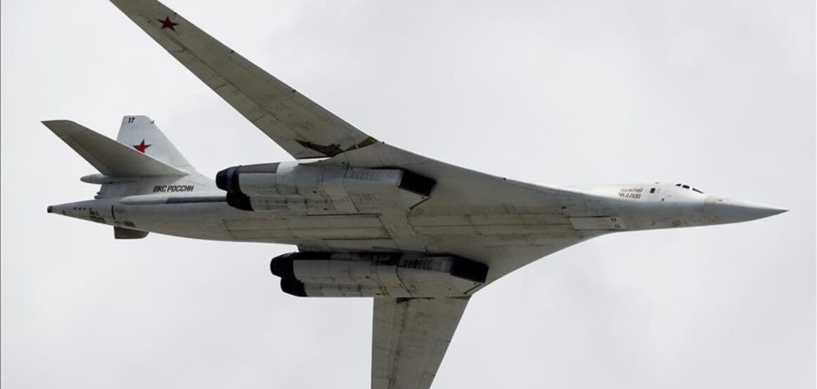 Putin fluturon me avionin bombardues strategjik rus “Tu-160M”