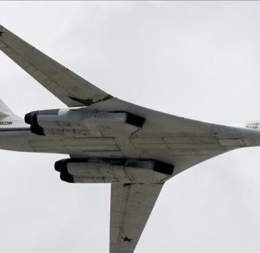 Putin fluturon me avionin bombardues strategjik rus “Tu-160M”