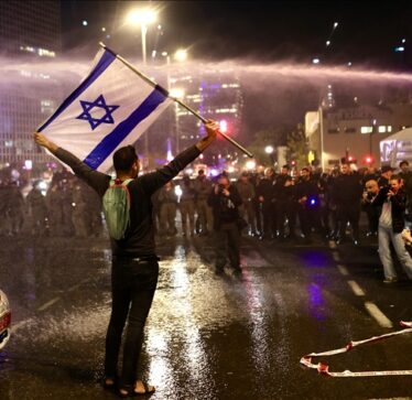 Trazira në protestën kundër Netanyahu-t në Tel Aviv, ndërhyn policia dhe arreston dhjetëra izraelitë