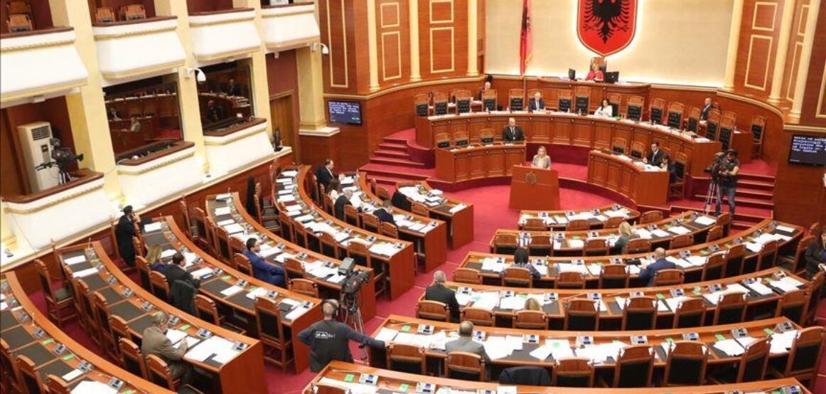 Kuvendi i Shqipërisë miraton shpalljen e Ditës së Alfabetit si festë zyrtare në mes të tensioneve