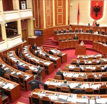 Kuvendi i Shqipërisë miraton shpalljen e Ditës së Alfabetit si festë zyrtare në mes të tensioneve