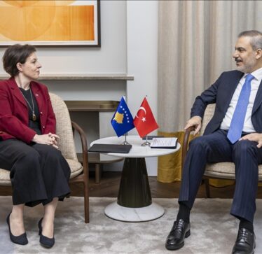 Shefja e diplomacisë kosovare takon homologun e saj turk në Mynih