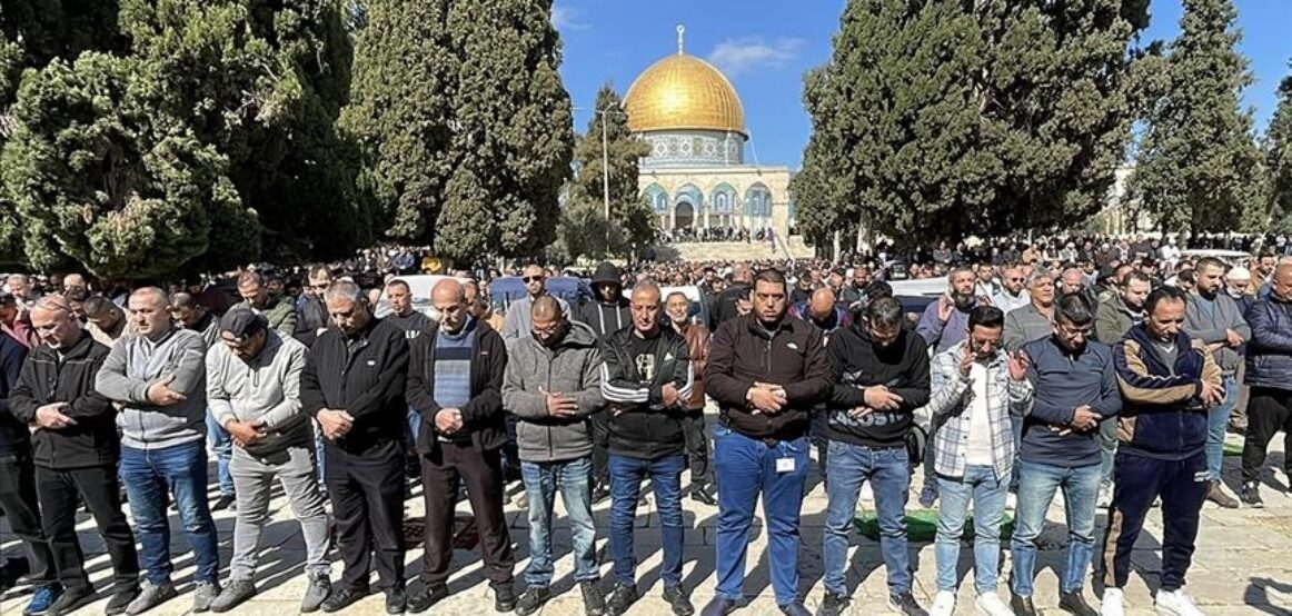 Pavarësisht kufizimeve të Izraelit, mijëra besimtarë falën namazin e xhumasë në Al-Aksa