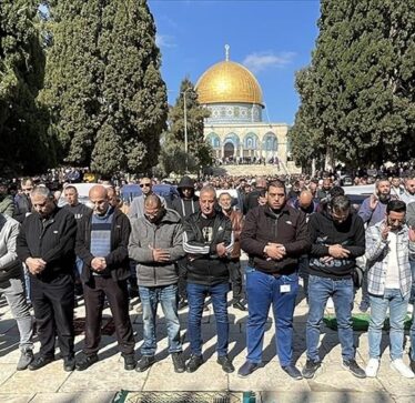 Pavarësisht kufizimeve të Izraelit, mijëra besimtarë falën namazin e xhumasë në Al-Aksa