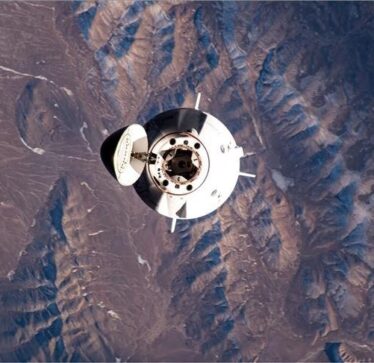 Kapsula hapësinore që mban astronautët turk, italian, spanjoll dhe suedez largohet nga Stacioni Ndërkombëtar Hapësinor