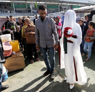 Gaza, çifti palestinez martohet në kampin e refugjatëve mes sulmeve izraelite