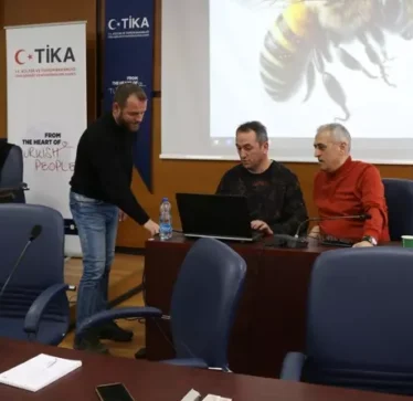 TIKA mbështet arsimimin e bletarëve të Kosovës