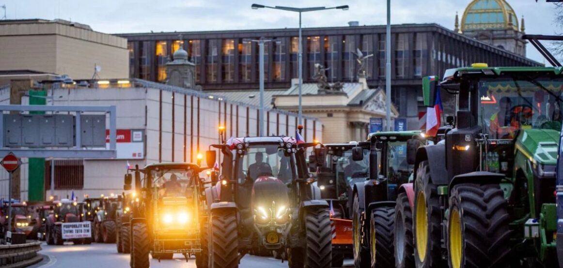 Qindra traktorë bllokuan rrugën kryesore në Pragë, fermerët kërkojnë dorëheqjen e ministrit të Bujqësisë