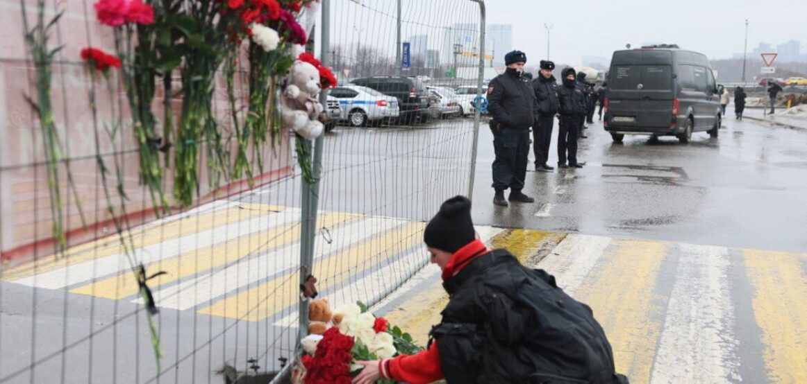 Shkon në 115 numri i viktimave, qytetarët vendosin lule e qirinj në vendin ku ndodhi sulmi terrorist në Moskë