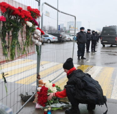 Shkon në 115 numri i viktimave, qytetarët vendosin lule e qirinj në vendin ku ndodhi sulmi terrorist në Moskë