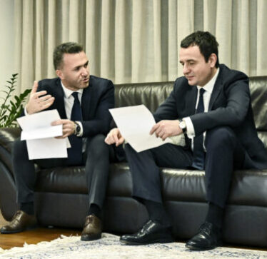 Serbët e Kosovës votojnë si banorë të Beogradit, këshilltari i Kurtit: Pensionet që ua jep Vuçiqi janë për mirëqenien e tij