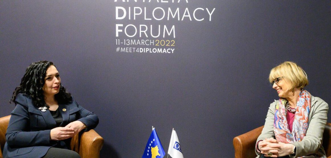 Presidentja Osmani ka udhëtuar për në Turqi, do të marrë pjesë në Forumin Diplomatik të Antalisë