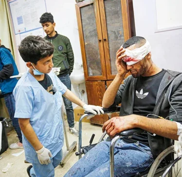 Fëmija i vogël palestinez ndihmon të plagosurit nga sulmet izraelite