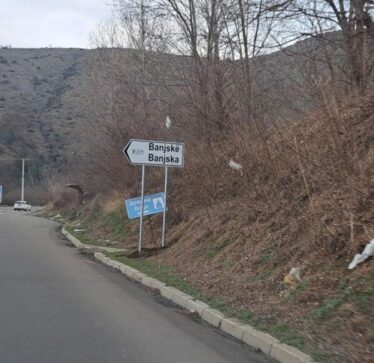 Hiqen tabelat me shkrime çirilicë ne veri, vendosen me shkronja normale dhe në shqip