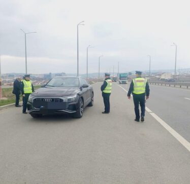 Policia shpërndan aromatizues me mesazhe sensibilizuese për përdorimin e rripit të sigurisë