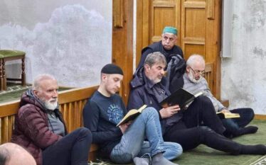Dino Merlin dëgjon recitimin e Kuranit në xhaminë Çekrekçija në…