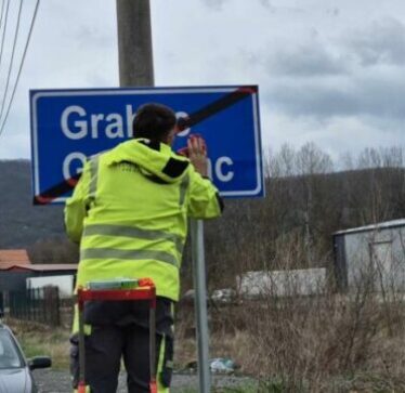 Tabelat e reja në veri po pastrohen pasi u mbuluan me sprej