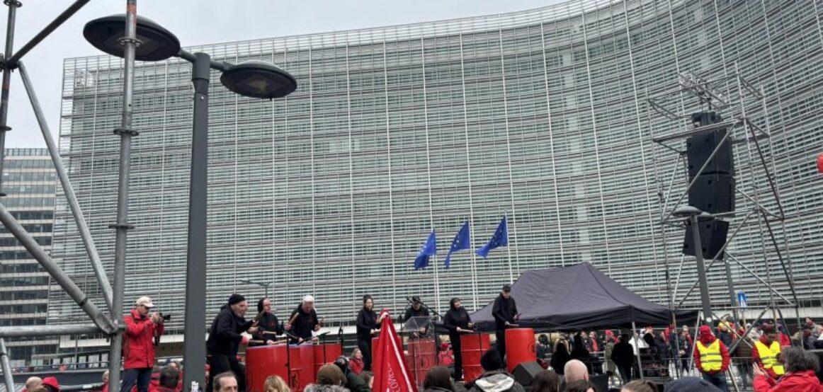 Sindikatat evropiane protestojnë para BE-së, shkak kthimi i masave shtrënguese në mbarë Evropën