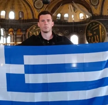 Provokim nga turisti grek në Xhaminë Aja Sofia: Ngriti flamurin dhe shpërndau një foto