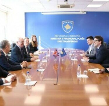 Ministri Murati bisedon me deputetin britanik për mundësitë e investimeve në Kosovë