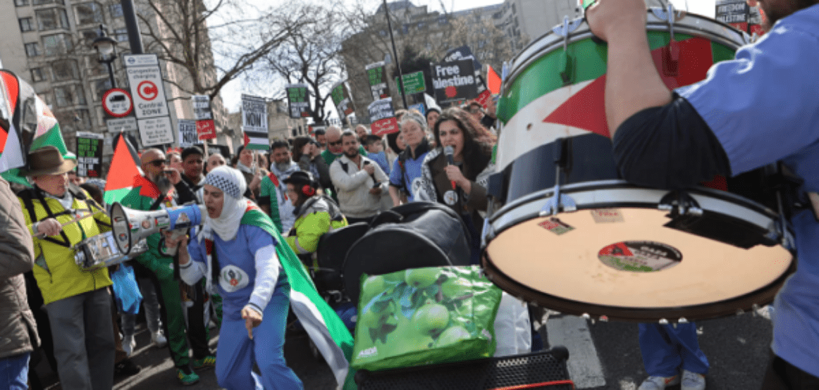 Mijëra njerëz marshojnë në Londër për Palestinën, kërkojnë armëpushim dhe dënojnë deklaratat e Sunak