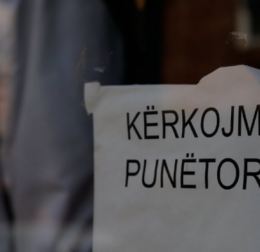 ‘Frikë’ për ikje të madhe të punëtorëve nga Kosova në pranverë: Nuk u vlerësuan nga pronarët e kompanive në vend