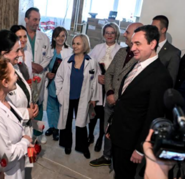 Kurti viziton Klinkën e Gjinekologjisë, thotë se s’do të ketë më dhoma me nga 9 shtretër