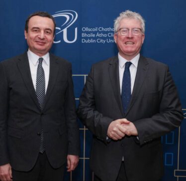 Kurti viziton Universitetin e Qytetit të Dublinit, pritet nga presidenti i këtij universiteti, Daire Keogh