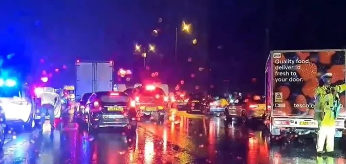 Në Britaninë e Madhe 34 persona kanë mbetur të plagosur pasi janë përplasur 15 makina