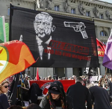 Gjykata zvicerane gjobiti katër protestues për pankartën “Vrite Erdoganin”