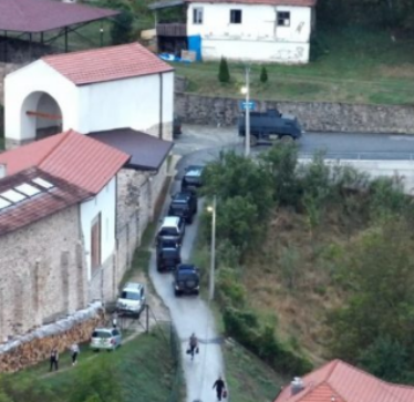 Policia zbulon mjete ushtarake në afërsi të Manastirit të Banjskës