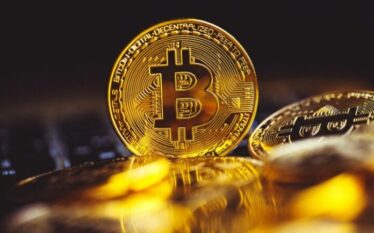 Bitcoin arrin në 65 mijë dollarë, niveli më i lartë…