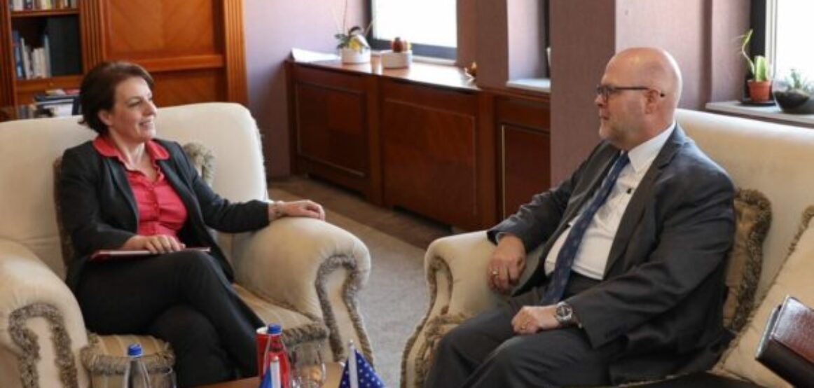 Gërvalla kërkon gjuhë të qartë ndaj kërcënimeve me luftë, Hovenier i reagon menjëherë: Këtu janë 4 mijë trupa të NATO’s, përfshirë qindra amerikanë