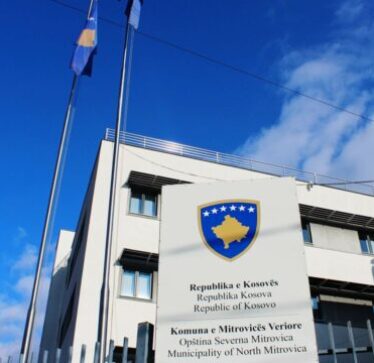 Komuna e Mitrovicës Veriore me vendim: 300 euro për fëmijët e lindur më 2024, çiftet e reja 500 euro