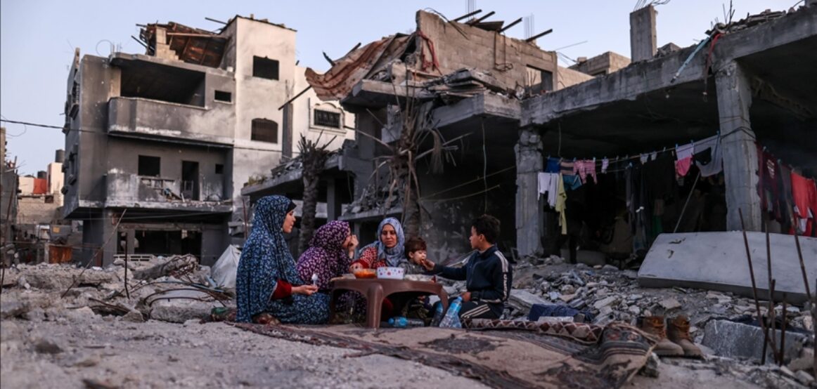 Banorët e Gazës çelin iftarin e parë në rrënojat e shtëpive të shkatërruara nga sulmet izraelit