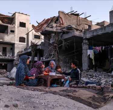 Banorët e Gazës çelin iftarin e parë në rrënojat e shtëpive të shkatërruara nga sulmet izraelit