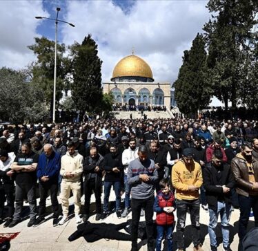 Pavarësisht kufizimeve izraelite, 120 mijë palestinezë falën xhumanë e dytë të Ramazanit në Al-Aksa