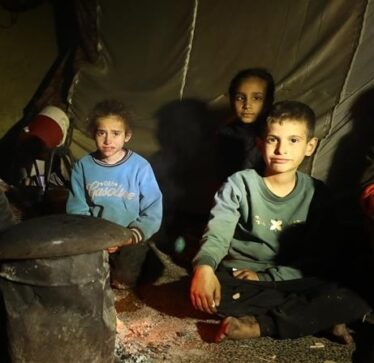 Fëmija nga Gaza: Fëmijët në botë e presin Ramazanin me zbukurime ndërsa ne me zjarrin e bombave