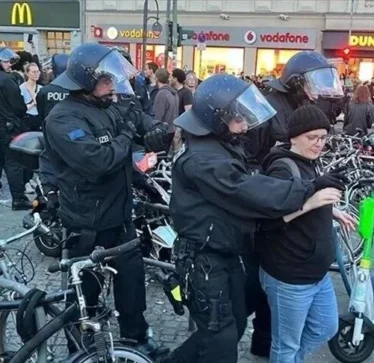 Policia e Berlinit shuan me forcë protestën propalestineze, sulmon një grua