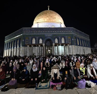 70.000 palestinezë falën namazin e teravisë në Al-Aksa pavarësisht kufizimeve të Izraelit