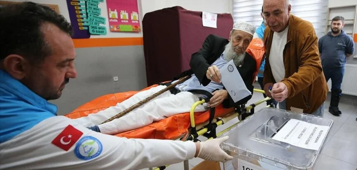 Zgjedhjet lokale në Türkiye: 85-vjeçari i palëvizshëm Ali Mizrak ka kryer obligimin e tij qytetar