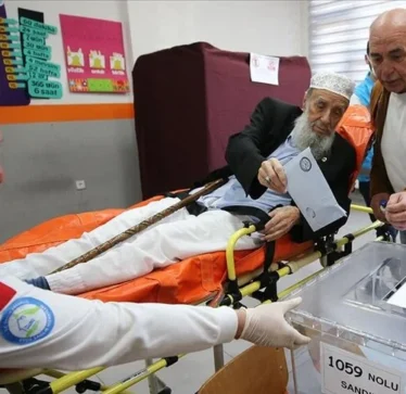 Zgjedhjet lokale në Türkiye: 85-vjeçari i palëvizshëm Ali Mizrak ka kryer obligimin e tij qytetar