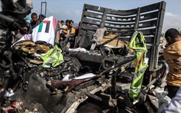 Izraeli bombardon automjetin e ndihmave humanitare, të paktën 9 të…