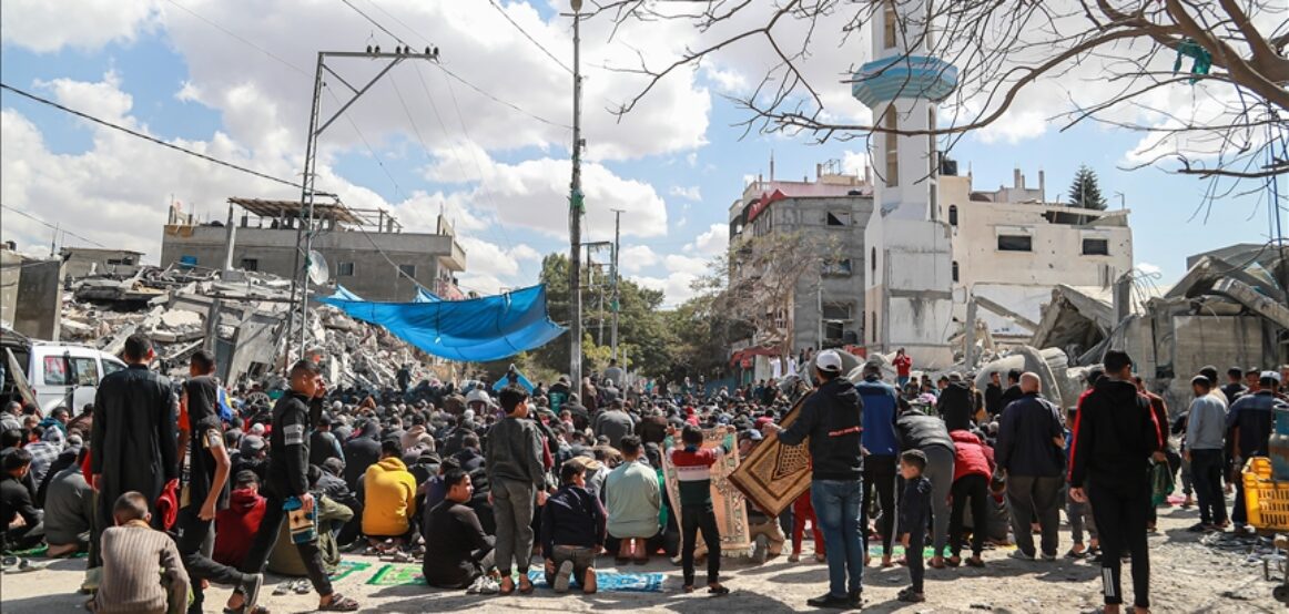 Gaza, banorët falën namazin e fundit të xhumasë para Ramazanit në xhaminë e shkatërruar nga Izraeli