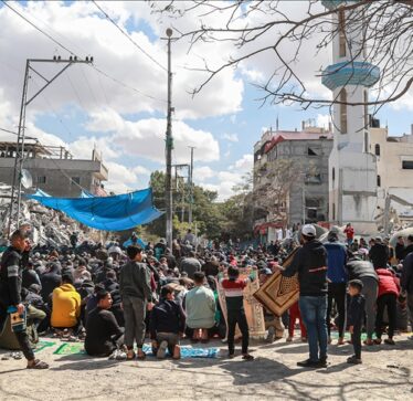 Gaza, banorët falën namazin e fundit të xhumasë para Ramazanit në xhaminë e shkatërruar nga Izraeli