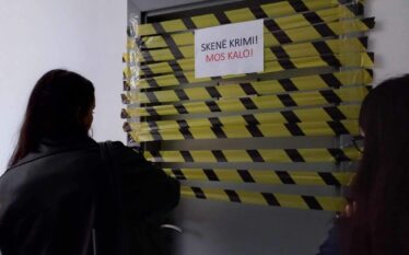 Aktivistët bllokojnë me ngjitës zyrën e profesorit Xhevat Krasniqi